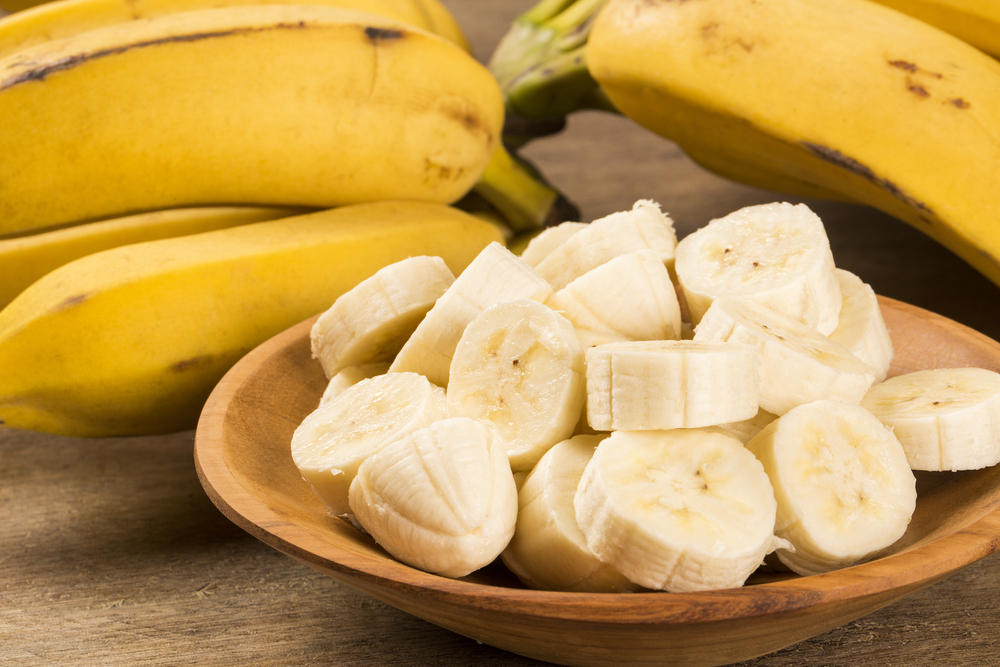 Banane taiate in castron.