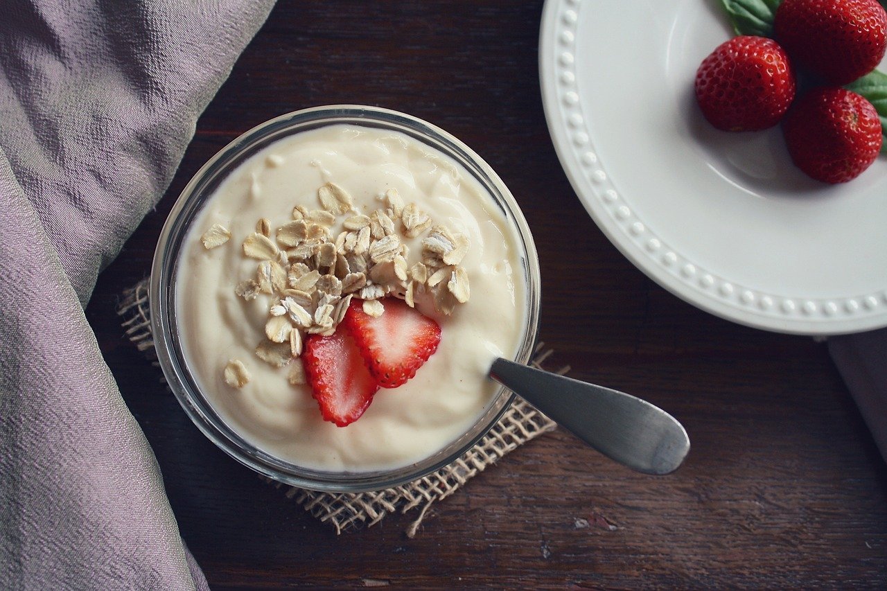 Yogurt with cereals and strawberries.
