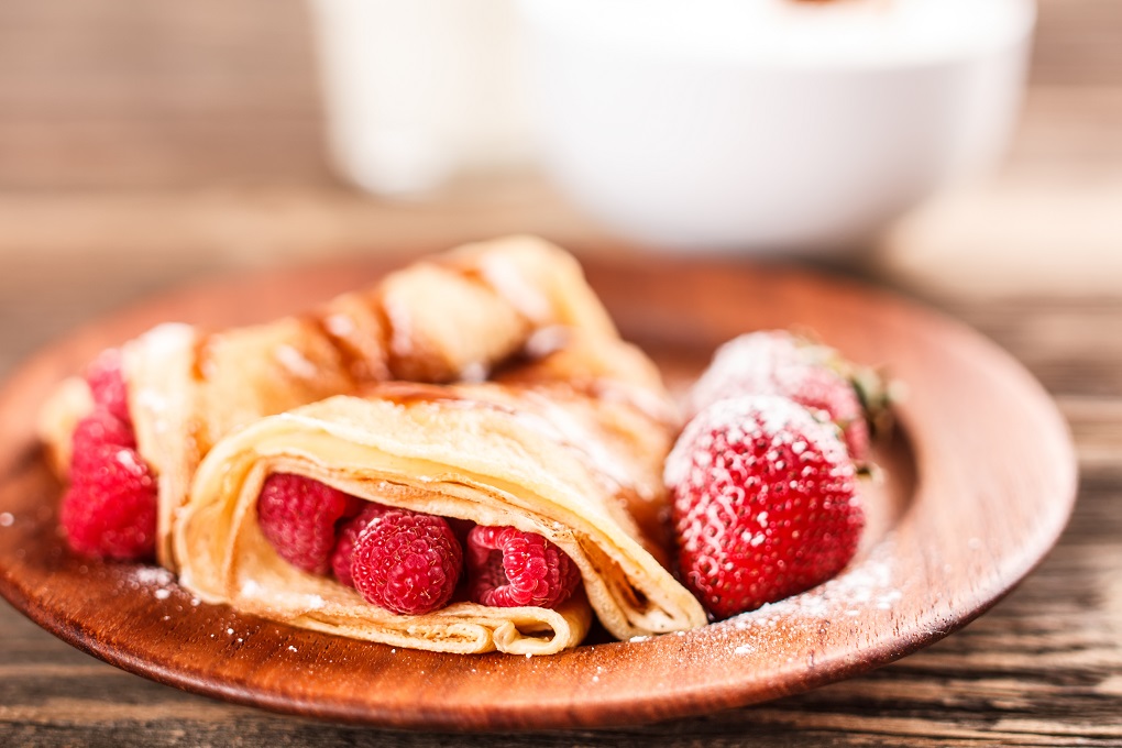 Pancake with fruits and powdered sugar
